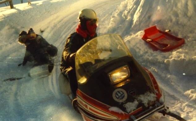 Old school snowmobile dropping off its victims